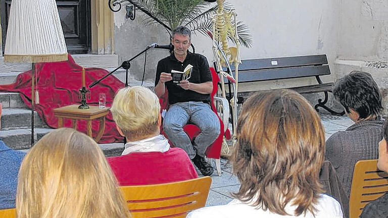 Spannender Abend: Zahlreiche Lesefans kamen zur achten &bdquo;geo-net-Lesenacht&ldquo;, um einen mörderisch-schaurigen Abend zu verbringen. Insgesamt neun Vorleser und Vorleserinnen entführten das Publikum in die Welt ihrer jeweiligen Lieblingskrimis.