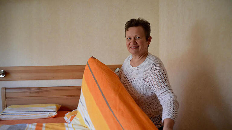 Zenzi Brehm ist seit Mai Gastgeberin in Burkardroth. Hier ist sie dabei, die Betten in ihrer Ferienwohnung frisch zu beziehen. Foto: Kathrin Kupka-Hahn       -  Zenzi Brehm ist seit Mai Gastgeberin in Burkardroth. Hier ist sie dabei, die Betten in ihrer Ferienwohnung frisch zu beziehen. Foto: Kathrin Kupka-Hahn