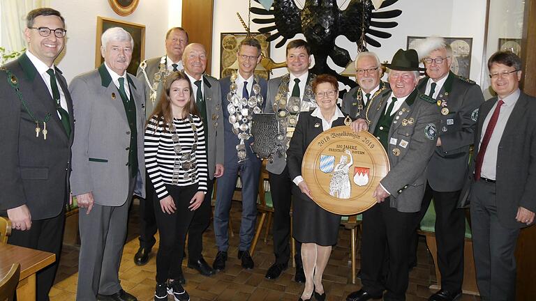 Die BSG ehrte ihre 'jungen Adler' (von links): Zweiter Schützenmeister Rüdiger Köhler, Bürgermeister Karl-Heinz Kauczok, Silvesterkönig Rudolf Kupfer, die neue Jugendkönigin Isabel Hey, Ehrenschützenmeister Klaus Baumbach, OB Sebastian Remelé, der neue Vogelkönig Sebastian Bärmann, Elvira Fery, Erster Schützenmeister Volker Buchner, Martin Geuder, Schatzmeister Mathias Ritzmann sowie Sportreferent Jürgen Montag.