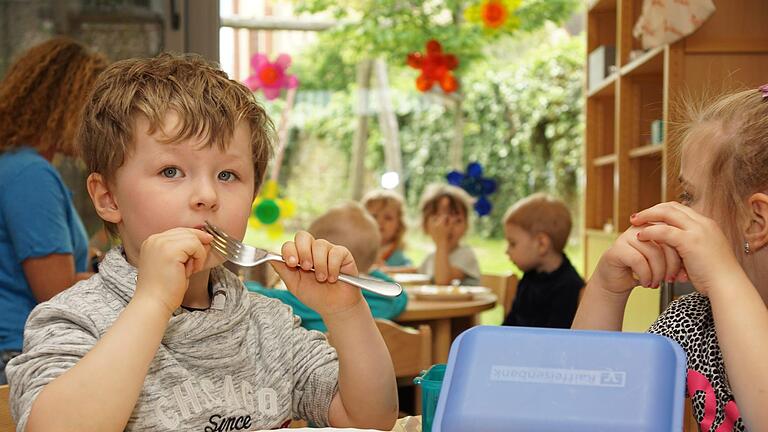 Von den 67 Kindern im Euerdorfer Kindergarten nehmen 61 das Abgebot des warmen Mittagessens an. Foto: Arkadius Guzy       -  Von den 67 Kindern im Euerdorfer Kindergarten nehmen 61 das Abgebot des warmen Mittagessens an. Foto: Arkadius Guzy