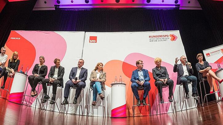 SPD-Regionalkonferenz in Braunschweig       -  14 Kandidaten für zwei offene Stellen: Sie alle wollen die SPD aus der Krise führen. Zur Zeit stellen sich die Bewerber um den Parteivorsitz noch in Regionalkonferenzen (hier in Braunschweig) der Basis vor. Demnächst beginnt für die SPD-Mitglieder der komplizierte Abstimmungsprozess.