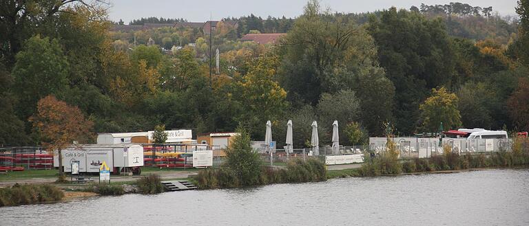 Am südlichen Ende der Mainlände in Volkach betreibt die Firma Waterwalker einen Kanuverleih und seit heuer auch einen öffentlichen Biergarten. Das Bild wurde im Oktober 2019 aufgenommen.