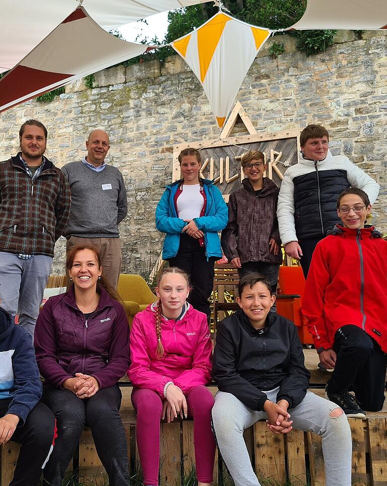 Die 6. Klasse der Dr.-Alfred-Hauser-Schule Ostheim stellte das Engagement der Biosphären-Schule im Bereich gesunde Ernährung vor (koordiniert von Michael Dohrmann, hinten, Zweiter von links, vom Naturpark & Biosphärenreservat Bayerische Rhön e. V.). Die 6. Klasse der Dr.-Alfred-Hauser-Schule Ostheim stellte das Engagement der Biosphären-Schule im Bereich gesunde Ernährung vor (koordiniert von Michael Dohrmann, hinten, Zweiter von links, vom Naturpark & Biosphärenreservat Bayerische Rhön e. V.).