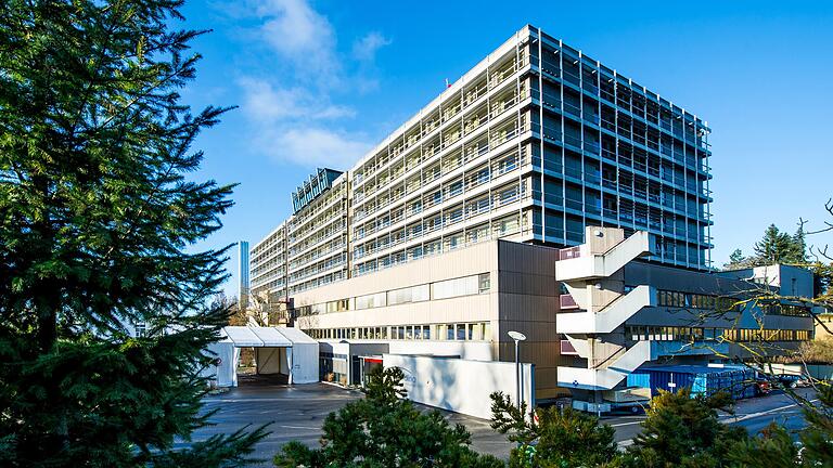 Ein Ausbruch des Norovirus hat seit Sonntag das Schweinfurter Leopoldina-Krankenhaus fest im Griff. 130 Menschen waren infiziert. Mittlerweile hat sich die Lage stabilisiert. Ein Ausbruch des Norovirus hat seit Sonntag das Schweinfurter Leopoldina-Krankenhaus fest im Griff. 130 Menschen waren infiziert. Mittlerweile hat sich die Lage stabilisiert.