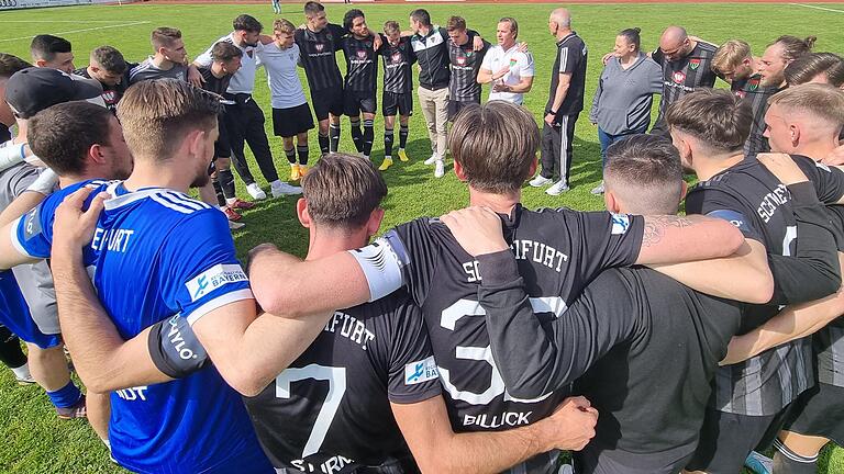 Zusammenhalt: Der Sieg in Eichstätt hat den Teamgeist des FC 05 Schweinfurt weiter gestärkt. Jetzt geht es in die englische Woche mit Spielen gegen Hankofen-Hailing und Ansbach.