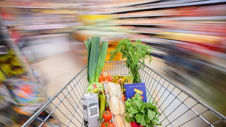 Einkauf im Supermarkt.jpeg       -  Essen wird wichtiger für die Deutschen, wie die Nestlé-Ernährungsstudie 2024 bestätigt.