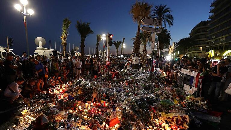 FILES-FRANCE-ATTACK-NICE       -  Nach dem Anschlag von Nizza gab es wenige Tage später eine abendliche Gedenkfeier an der Promenade. Blumen und Erinnerungsstücke werden auch heute noch dort abgelegt.