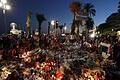 FILES-FRANCE-ATTACK-NICE       -  Nach dem Anschlag von Nizza gab es wenige Tage später eine abendliche Gedenkfeier an der Promenade. Blumen und Erinnerungsstücke werden auch heute noch dort abgelegt.