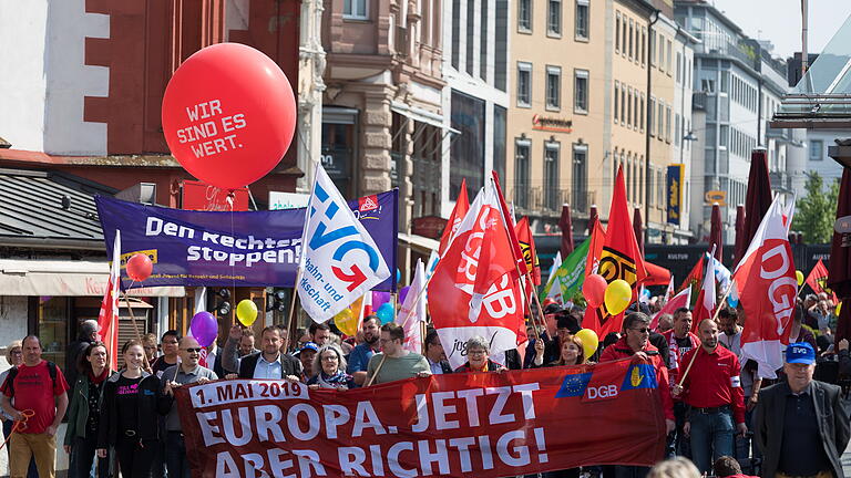 Maikundgebung       -  Mehrere hundert Menschen nehmen am Mittwoch (01.05.19) an der Maikundgebung des Deutschen Gewerkschaftsbundes in Würzburg teil. Die Demonstration startete auf dem Bahnhofsplatz und zog dann über Kaiserstraße, Juliuspromenade und Dominikanerplatz zum Unteren Markt, wo die die Kundgebung begann.