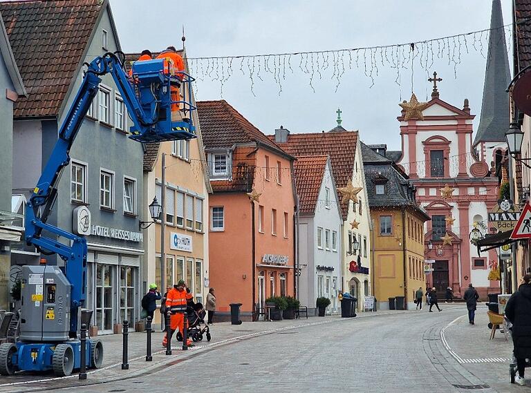 Erstmals erstrahlt heuer die neue Weihnachtsbeleuchtung in der Kirchstraße mit zwölf Lichtervorhängen.