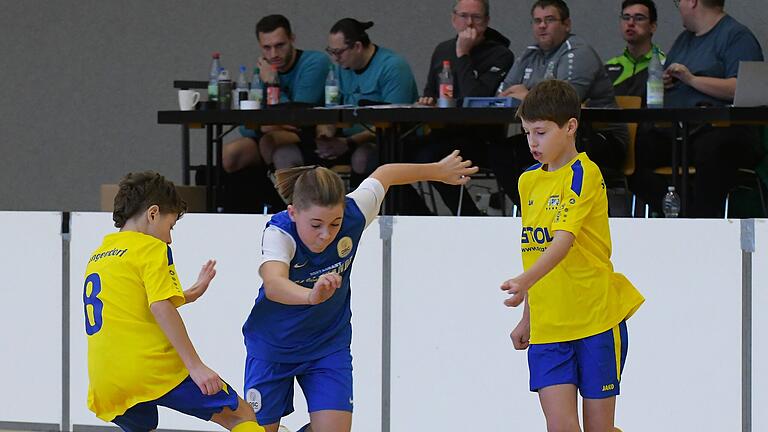 Master-Cup in Hammelburg: Spektakuläre Premiere       -  Mit hochkarätiger Konkurrenz bekam es die U13 der SG Langendorf (gelbe Trikots) beim Masters-Cup zu tun. Unter anderem mit dem späteren Turnier-Zweiten OSC Rosenhöhe (in blau).