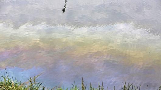 Mitarbeiter der Schleuse hatten am Samstagfrüh in Ottendorf einen Ölfilm in der Schleusenkammer und im Vorkanal festgestellt. Mitarbeiter der Schleuse hatten am Samstagfrüh in Ottendorf einen Ölfilm in der Schleusenkammer und im Vorkanal festgestellt.
