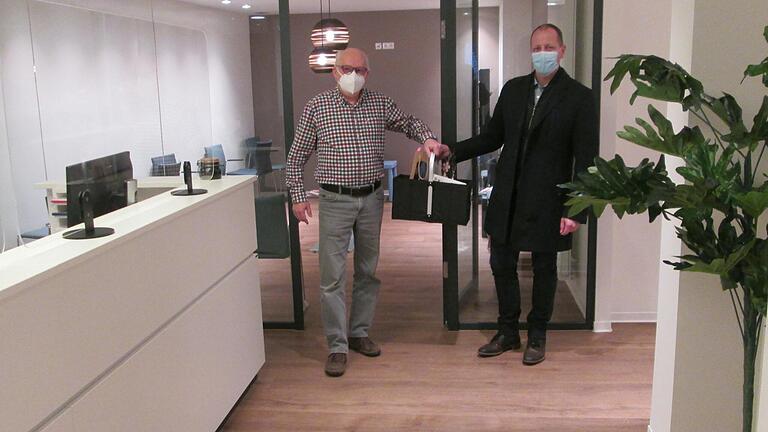 Erst im Januar begrüßte Dr. Anton Heilmann (links) Bürgermeister Johannes Krumm zur Eröffnung der neuen Praxis. Erst im Januar begrüßte Dr. Anton Heilmann (links) Bürgermeister Johannes Krumm zur Eröffnung der neuen Praxis.