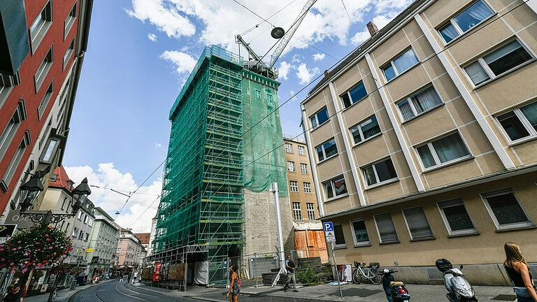 Seit beinah 20 Jahren steht das ehemalige Ämterhochhaus in Würzburg nun schon leer. Wann es auf der Baustelle weitergeht, ist aktuell ungewiss. Seit beinah 20 Jahren steht das ehemalige Ämterhochhaus in Würzburg nun schon leer. Wann es auf der Baustelle weitergeht, ist aktuell ungewiss.