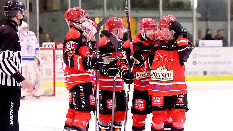 Gut lachen bei Haßfurts Philip Endres (rechts). Der Neuzugang markierte beim 6:3-Erfolg der Hawks im ersten Play-off-Achtelfinalspiel fünf Scorerpunkte (zwei Treffer). Mit ihm freuen sich nach dem zwischenzeitlichen 5:1 (von links) Pascal Marx, Bauer Barry, Dominik Soukup und Josef Dana.