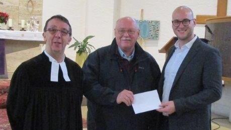 Pfarrer Stefan Stauch (links) und der Dirigent des Posaunenchores, Christian Heinemann (rechts), übergeben an den Vorsitzenden der Indio-Hilfe-Peru, Emil Heinemann (Mitte), eine Spende von 1262 Euro. Der Erlös stammt aus einem Konzert des Posaunenchores zum Reformationsfest. Pfarrer Stefan Stauch (links) und der Dirigent des Posaunenchores, Christian Heinemann (rechts), übergeben an den Vorsitzenden der Indio-Hilfe-Peru, Emil Heinemann (Mitte), eine Spende von 1262 Euro. Der Erlös stammt aus einem Konzert des Posaunenchores zum Reformationsfest.