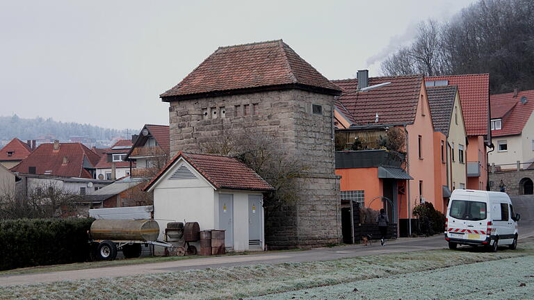 Blick auf das große Trafohaus in Ebelsbach, das inzwischen von dem kleineren Technikgebäude (im Vordergrund) abgelöst wurde.