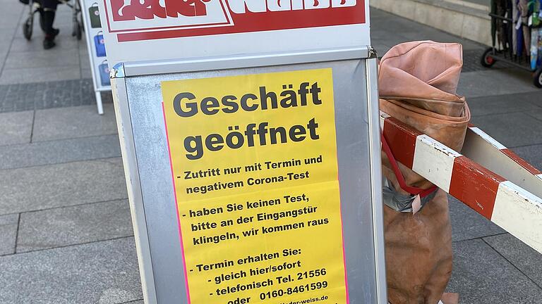 Im Raum Schweinfurt braucht man derzeit zum Einkaufen einen negativen Corona-Test. Im Raum Schweinfurt braucht man derzeit zum Einkaufen einen negativen Corona-Test.