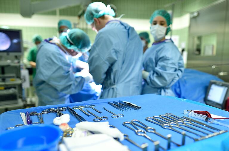 Die Anforderungen an OP-Säle steigen (hier ein Symbolbild), deshalb soll am Haßfurter Krankenhaus ein neuer Trakt her. Die Anforderungen an OP-Säle steigen (hier ein Symbolbild), deshalb soll am Haßfurter Krankenhaus ein neuer Trakt her. 