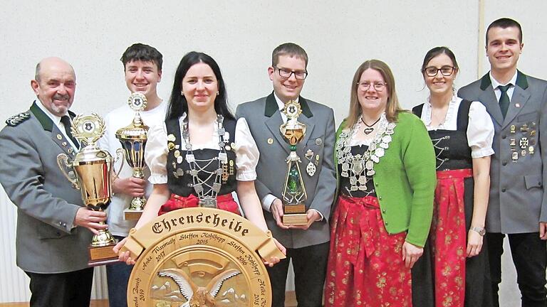 Erfolgreiche Schützen geehrt: Schützenmeister Armin Hahn, „Er und sie“-Gewinner Jugend Tim und Jugendschützenkönigin Emily Blahusch (Ehren- und Pokalscheibe), „Er und sie“-Gewinner Michael Eusemann und Schützenkönigin Heike Kohlhepp, Wildbret-Gewi...       -  Erfolgreiche Schützen geehrt: Schützenmeister Armin Hahn, „Er und sie“-Gewinner Jugend Tim und Jugendschützenkönigin Emily Blahusch (Ehren- und Pokalscheibe), „Er und sie“-Gewinner Michael Eusemann und Schützenkönigin Heike Kohlhepp, Wildbret-Gewinnerin Vanessa Schneider sowie 1. Sportleiter Marco Leitschuh