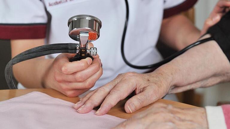 Der Medizinische Dienst der Krankenkassen (MDK) soll unabhängiger werden.jpeg       -  Pflegebedürftige und ihre Angehörige sind manchmal mit dem Medizinischen Dienst der Krankenkassen (MDK) unzufrieden. Dann hilft oft nur eine Beschwerde.