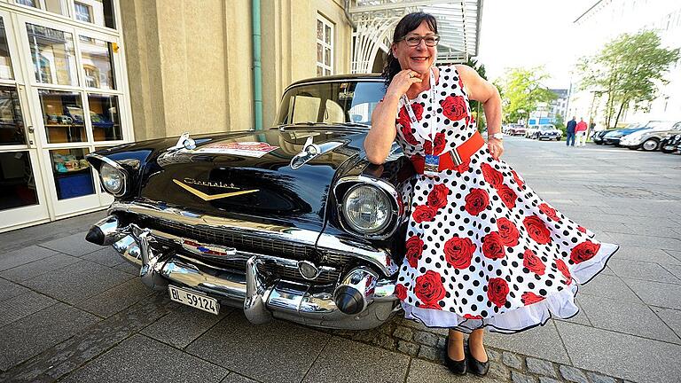 Zeitgemäßes Outfit: Kleid im Stil der 50er Jahre vor einem Chevrolet Bel-Air aus dem Jahr 1957.