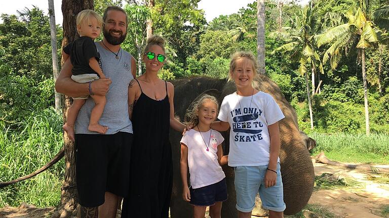 Florian und Manuela Kehlert sind mit ihren Kindern (von links) Sam, Emma und Tom von Estenfeld (Lkr. Würzburg) auf die thailändische Insel Ko Phangan gezogen – und treffen nun auch regelmäßig auf Elefanten.