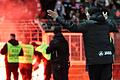 Unsinn im Überschwang: Die Kickers-Fans feiern die Tore ihrer Mannschaft nach der Pause mit Bengalos, Trainer Ralf Santelli versucht zu beschwichtigen.