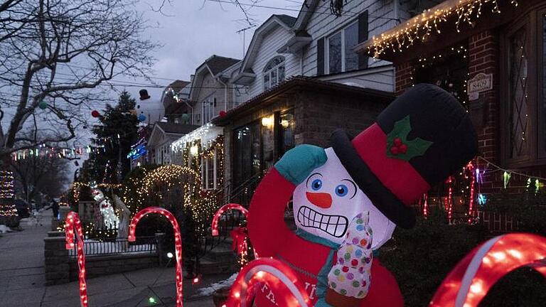 Die Bewohner dieses Hauses in Brooklyns Stadtteil Dyker Heights sind bereits schon weit über New York hinaus bekannt für ihre opulente Weihnachtsdekoration. Foto: Mark Lennihan/AP/dpa       -  Die Bewohner dieses Hauses in Brooklyns Stadtteil Dyker Heights sind bereits schon weit über New York hinaus bekannt für ihre opulente Weihnachtsdekoration.