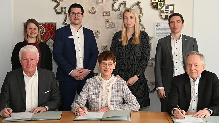 Main-Tauber-Kreis und Johannes-Diakonie treffen eine Vereinbarung über Teilhabeleistungen: vorne Jörg Huber (links) und Martin Adel von der Johannes-Diakonie mit Sozialdezernentin Elisabeth Krug, hinten (von links) Lisa Enenkel (Johannes-Diakonie), Mathias Gruhl und Janina Ditzenbach (Landratsamt) sowie Tobias Albrecht (Johannes-Diakonie).