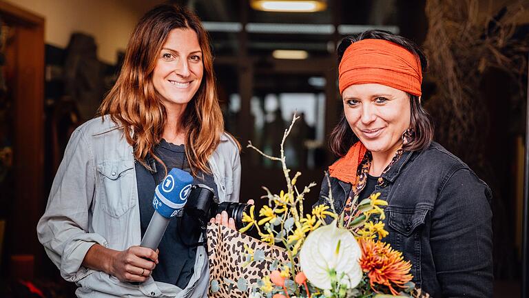 Katharina Keßler-Büttner von 'Frau Blattwerk' mit BR-Reporterin Alexandra Reese bei den Dreharbeiten für die Abendschau. Katharina Keßler-Büttner von 'Frau Blattwerk' mit BR-Reporterin Alexandra Reese bei den Dreharbeiten für die Abendschau.
