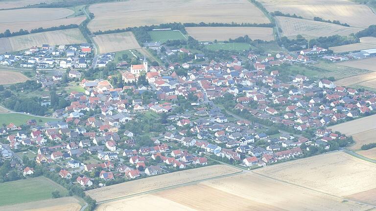 Rundherum Felder und eine Straße, die erbittert umkämpft war. Wo liegt das gesuchte Dorf?