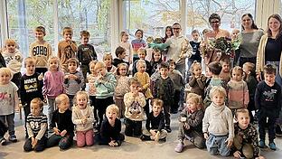 Bianca Pfannes und Ute Koch feiern ihre Dienstjubiläen im Westheimer Kindergarten.       -  Bianca Pfannes und Ute Koch feiern ihre Dienstjubiläen im Westheimer Kindergarten.