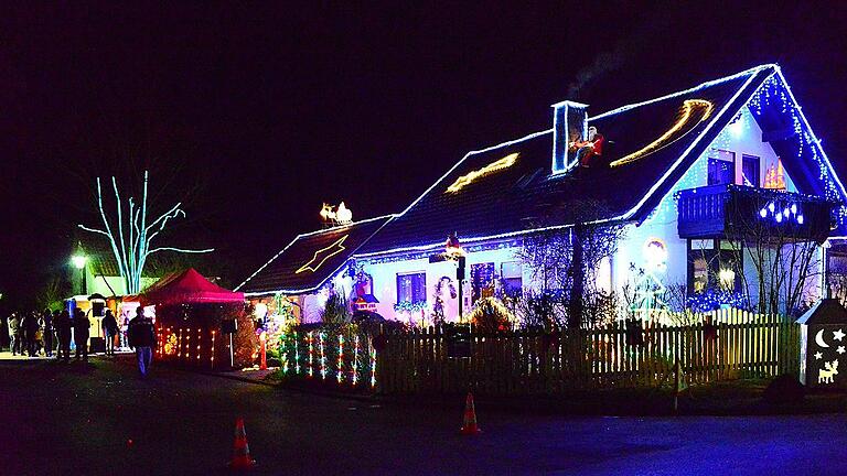 Mit noch mehr Lichtern als im vergangenen Jahr leuchtete das Weihnachtshaus der Macks.