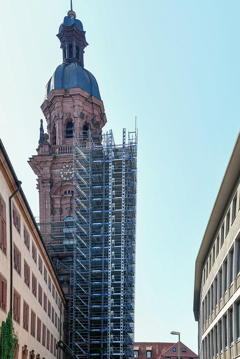 Im August war der Turm noch nicht vollständig eingerüstet.&nbsp;