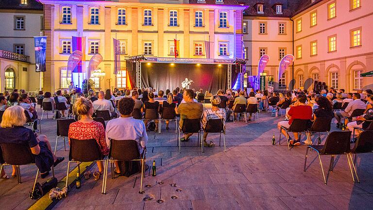 Locker bestuhlt und nahezu ausverkauft: Das Konzert am ersten Tag der 'Pflastertöne' im Ehrenhof des Rathauses in Würzburg.