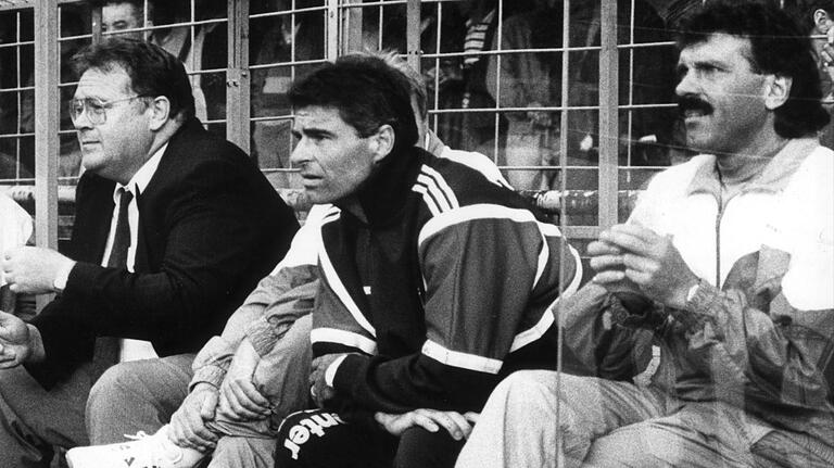 Fieberten in der Saison 1990/91 meist vergebens mit dem FC 05 Schweinfurt mit (von links): Vorsitzender Peter Galm, Torwarttrainer Norbert Kleider und Trainer Niko Semlitsch.