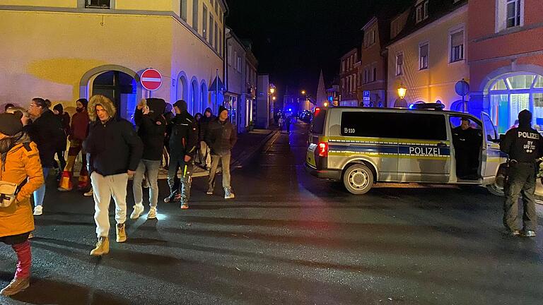 Immer wieder teilten und formierten sich Gruppen der Demonstranten in Gerolzhofen neu. Ein starkes Polizeiaufgebot begleitete diese.