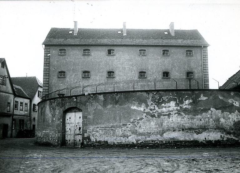Aus diesem ehemaligen Gefängnis am Lohrer Schlossplatz, an dessen Stelle heute das neue Rathaus steht, versuchte der Obersinner Gauner Anton Wehner vor 150 Jahren mehrfach auszubrechen. Aus diesem ehemaligen Gefängnis am Lohrer Schlossplatz, an dessen Stelle heute das neue Rathaus steht, versuchte der Obersinner Gauner Anton Wehner vor 150 Jahren mehrfach auszubrechen.