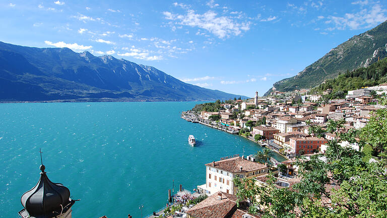 82139144.jpg       -  Blick auf den Gardasee: Auf dem und rund um das Wasser können auch Urlauber eine Menge erleben.