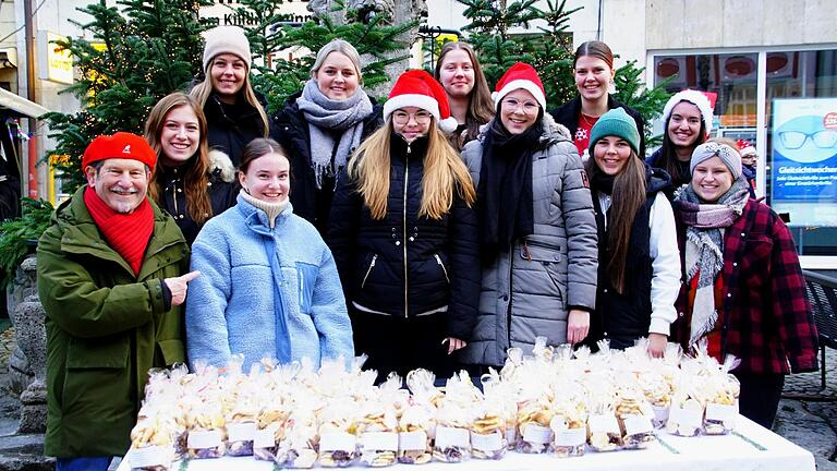 Die Hoheiten des Kitzinger Hofstaats hatten Plätzchen für einen guten Zweck gebacken.