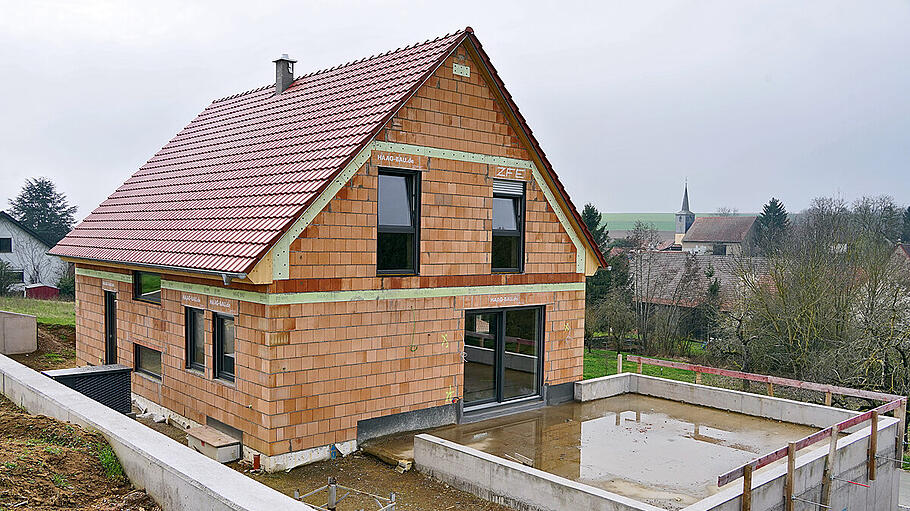 Fertiger Rohbau in Hanglage. Auch wer komplett neu bauen will, ist bei Richard Rückel in den besten Händen. Ob Altbau-Sanierung, Um- oder Neubau: Die schlüsselfertige Lösung koordiniert von Richard Rückel und realisiert von allen dafür notwendigen Meisterbetrieben der verschiedenen Gewerke, ist die Kernkompetenz der HiH-Mainfranken. Wer auch noch selbst Hand anlegen möchte, kann abgestimmt mit dem HiH-Zeitplan Kosten sparen und das Budget schonen.