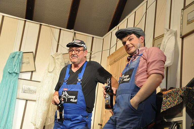 Im diesjährigen Theaterstück war Rainer Mai (links) als 'Handwerker' dabei. 'Unterstützt' wurde er bei seiner 'Arbeit' von Luca Müller.&nbsp;