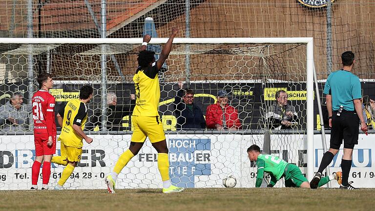 Wieder ein spätes Gegentor: Torhüter Vincent Friedsam muss nach dem späten Vilzinger Ausgleich den Ball aus dem Netz holen. Wieder ein spätes Gegentor: Torhüter Vincent Friedsam muss nach dem späten Vilzinger Ausgleich den Ball aus dem Netz holen.