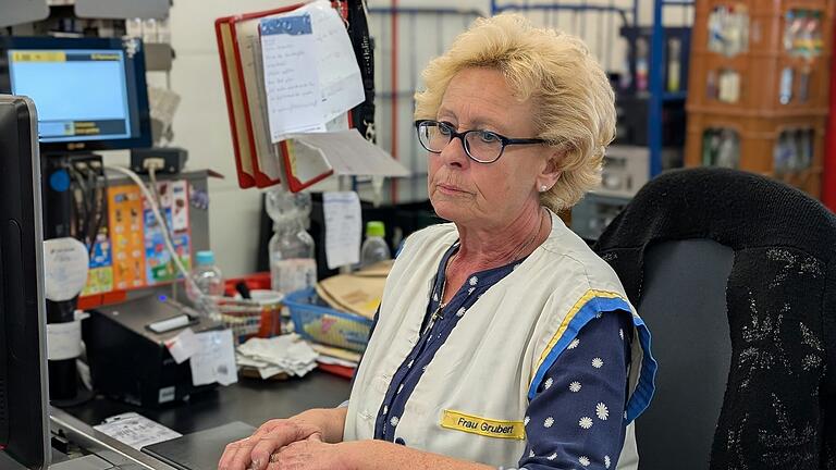 Renate Grubert wohnt eigentlich im Würzburger Stadtteil Unterdürrbach. Einmal die Woche fährt sie jedoch nach Eibelstadt, um an der Supermarktkasse zu arbeiten. Renate Grubert wohnt eigentlich im Würzburger Stadtteil Unterdürrbach. Einmal die Woche fährt sie jedoch nach Eibelstadt, um an der Supermarktkasse zu arbeiten.
