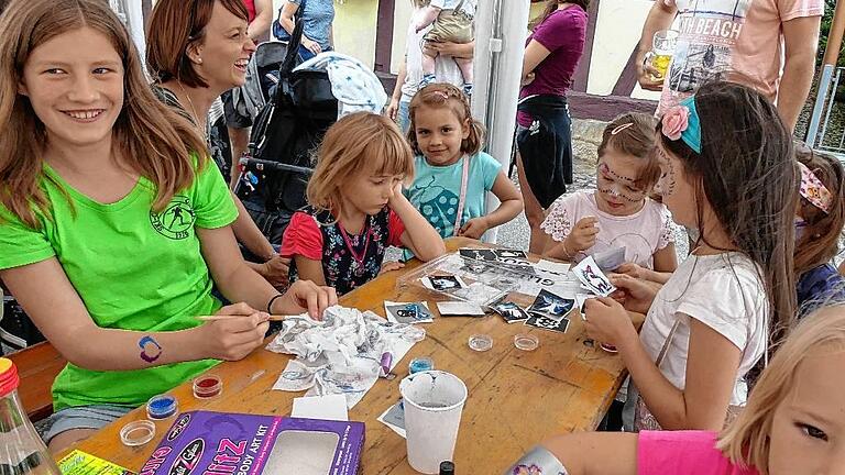 Verzaubert: Beim Kinderschminken in der großen Abenteuer- und Spielstraße hatten die jungen Gäste ihren Spaß.