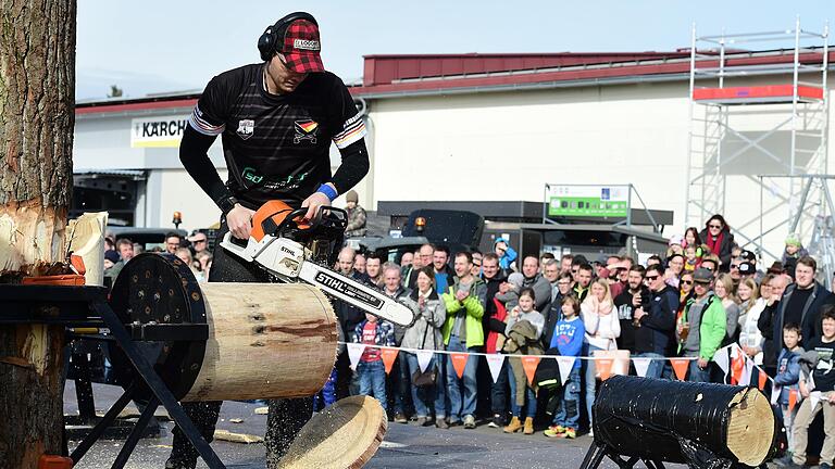 Leistungssport an der Motorsäge: Vorführungen und Musikeinlagen sorgen für das besondere Flair der Frühjahrsmesse von Landtechnik Müller, die vom 29. bis 31. März läuft.