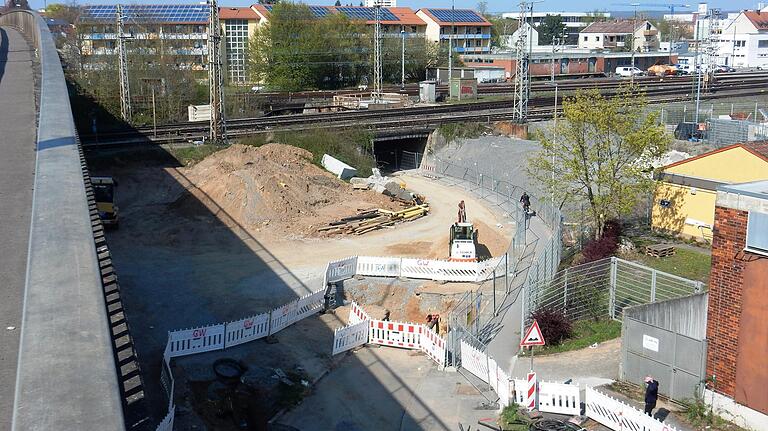 Blick von der Franz-Josef-Strauß-Brücke auf die Unterführung für Radfahrer und Fußgänger.