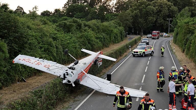 04.07.2023, Bayern, Großostheim: Ein Kleinflugzeug hat sich nach einem missglücktem Landeanflug am Flugplatz Großostheim-Ringheim überschlagen. Die beiden Insassen aus Hessen blieben bei dem Unfall am Dienstagabend unverletzt, wie die Polizei in der Nacht zum Mittwoch mitteilte. Ersten Erkenntnissen zufolge war das Flugzeug bei einem Durchstarteversuch an einem Zaun hängengeblieben, hatte ein Verkehrszeichen touchiert und war auf dem Dach zum liegen gekommen. Foto: Ralf Hettler/dpa +++ dpa-Bildfunk +++