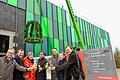 Die grüne Fassade der neuen Produktionhalle in Ochsenfurt-Hohestadt steht sinnbildlich für die Nähe der Kneipp GmbH zur Natur. Beim Richtfest (von links): Jürgen Bode (IHK), Bürgermeister Peter Juks, Stefanie Riedel (Riedel Baa), Roland Hauck und Alexander C. Schmidt (Kneipp) sowie die Architekten Pia Schriever und Jürgen Rustler.